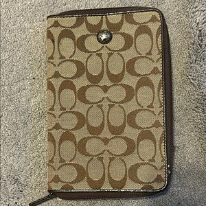 Coach Zip-Around kindle holder in Brown/Tan Signature Canvas